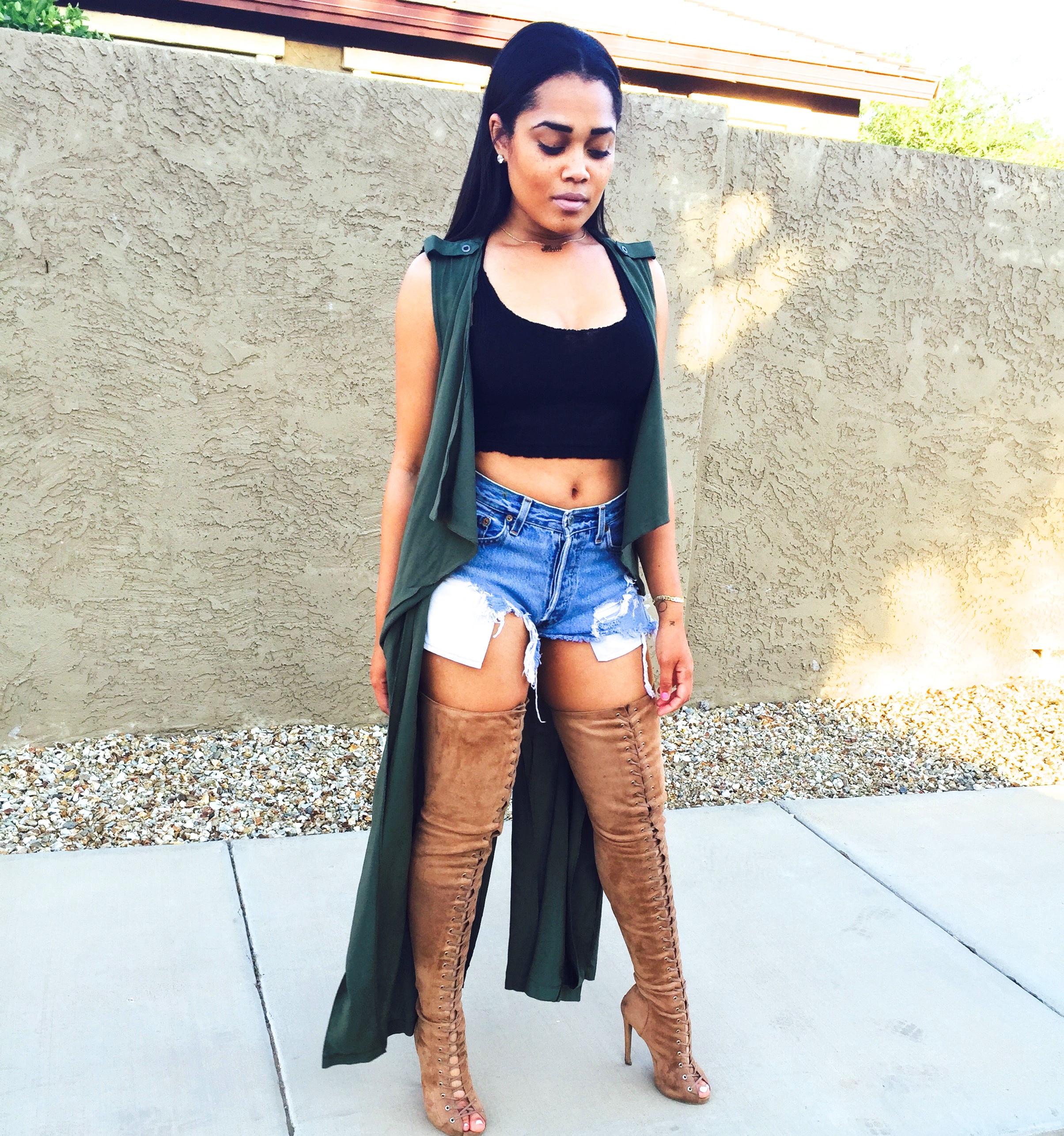 mia-campbell-fashion-blogger-pinkgrasshopper-how-to-wear-crop-top-thigh-high-boots